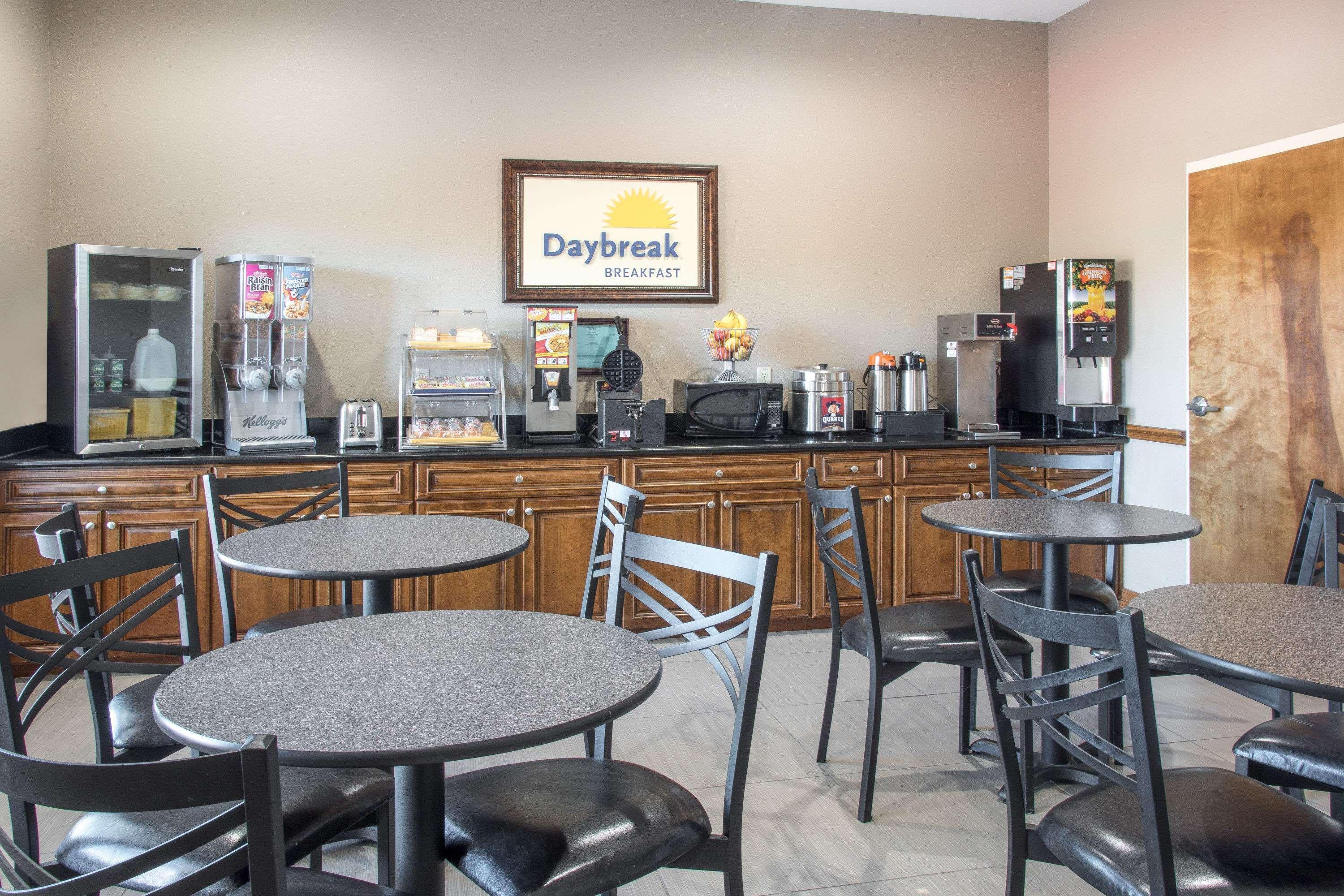 Days Inn By Wyndham Baytown East Экстерьер фото