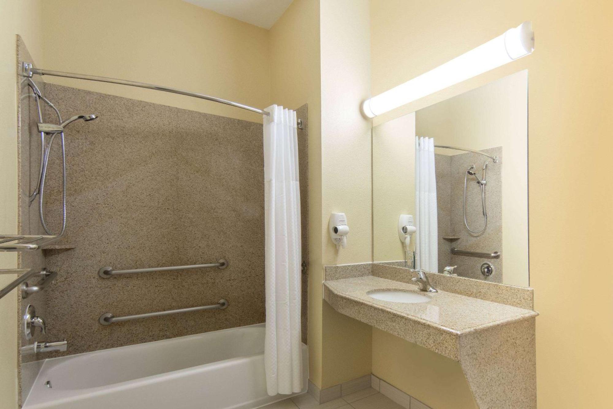 Days Inn By Wyndham Baytown East Экстерьер фото