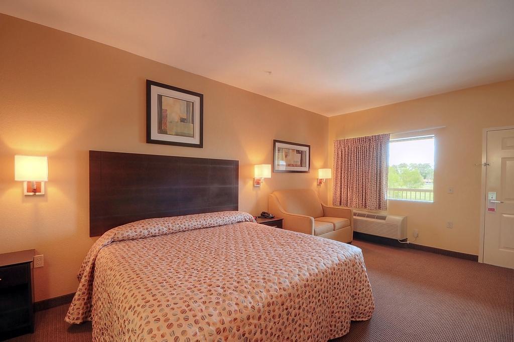 Days Inn By Wyndham Baytown East Номер фото